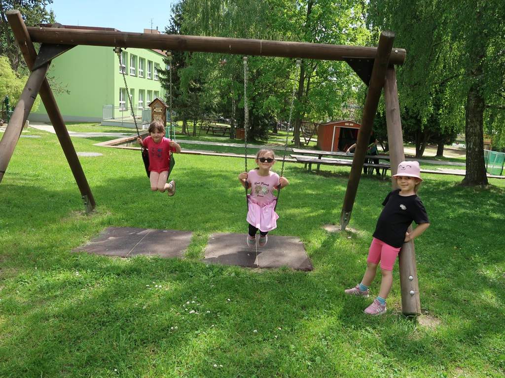 Na zahradě my se máme, zvesela si užíváme